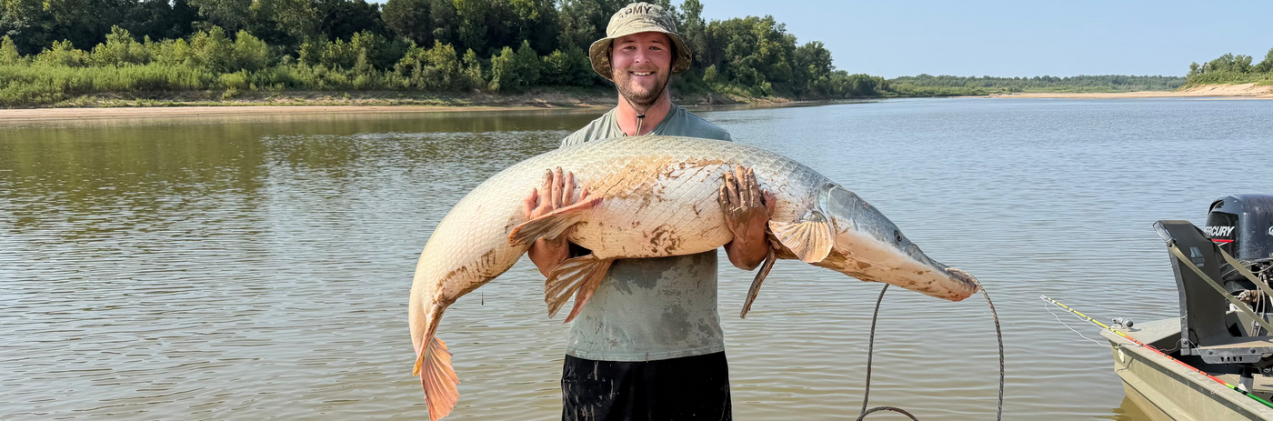 brannans bass shop owner fishing for alligator gar on the red river just north of the store